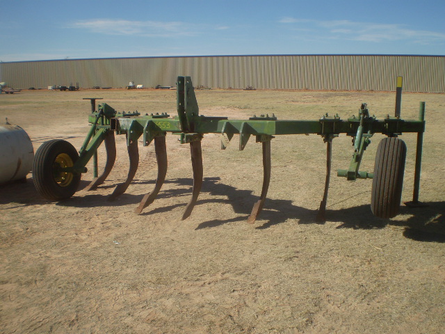 John Deere #915 7shank V-ripper